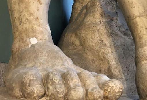 Grietas en los tobillos de la escultura