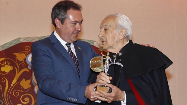 Manuel Garrido junto al alcalde de Sevilla, Juan Espadas