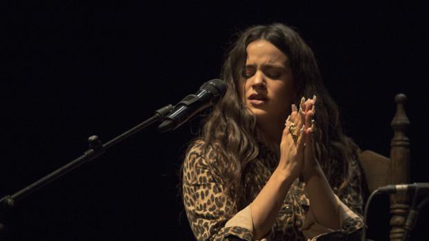 La catalana Rosalía, ayer en el Café Alameda de la Bienal de Flamenco