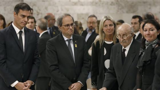 El presidente del Gobierno, Pedro Sánchez, el presidente de la Generalitat, Quim Torra (2i), el marido de Monrserrat Caballé, Bernabe Marti (2d), y su hija Montserrat Marti (d), durante la ceremonia fúnebre