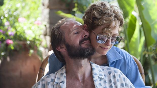 Ralph Fiennes, con Tilda Swinton, en la película «Cegados por el sol»