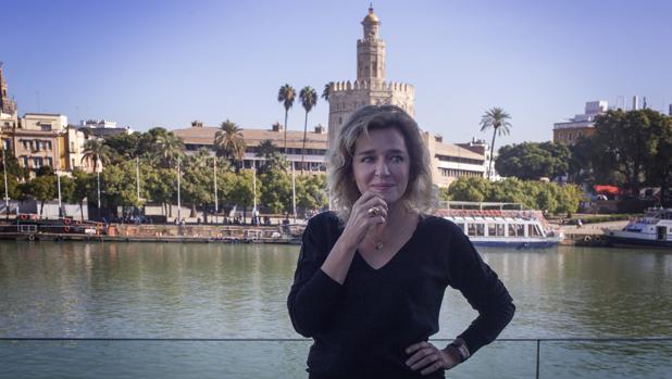 La actriz Valeria Golino frente a la Torre del Oro