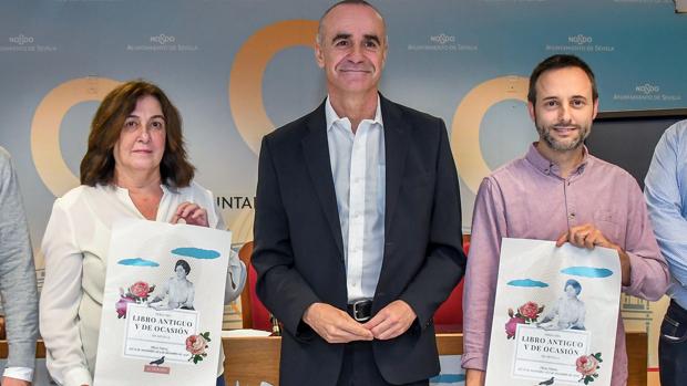 Milagrosa Díaz, Antonio Muñoz y Daniel Cruz, durante la presentación de la Feria del Libro Antiguo