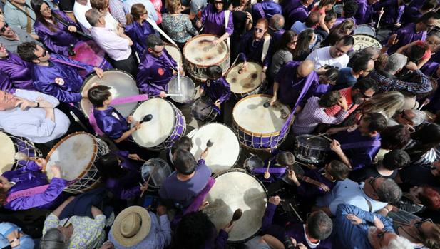 España aparece representada en las tamboradas, repiques rituales de tambor como los de Calanda (Teruel)