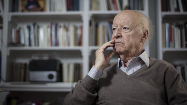 El escritor Jorge Edwards, premio Cervantes, fotografiado en su casa de Madrid
