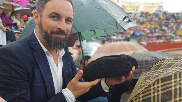 Santiago Abascal, con la montera de Morante tras un brindis