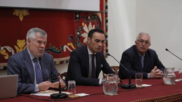 El diestro sevillano junto al crítico Carlos Crivell y Miguel Serrano en el Salón de los Carteles