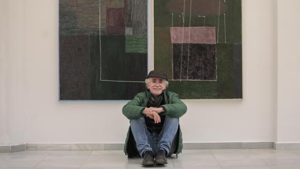 Emilio Parrilla ante una de sus obras en La Caja China