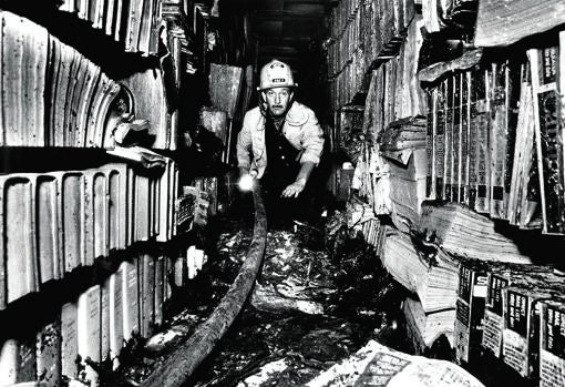 Un bombero, en uno de los pasillos calcinados de la Biblioteca de Los Ángeles