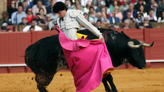 El diestro peruano Andrés Roca Rey en un quite al primer toro en la corrida del Domingo de Resurrección