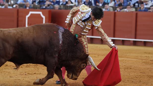 Álvaro Lorenzo, en la novena corrida de abono en la plaza de toros de Sevilla