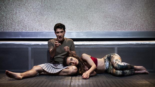 Carlos Luengo y Marta Guerras, en una escena de la obra