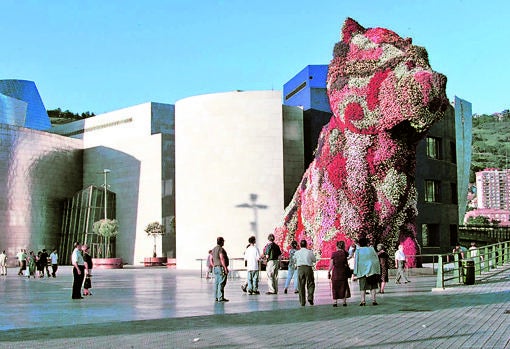 «Puppy», de Jeff Koons, vigila permanentemente el Museo Guggenheim de Bilbao