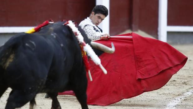 Rafael González inició de rodillas su faena al cuarto