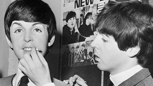 McCartney, dando de fumar a su muñeco de cera