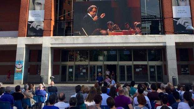 El público sigue uno de los conciertos en el exterior del Auditorio Nacional
