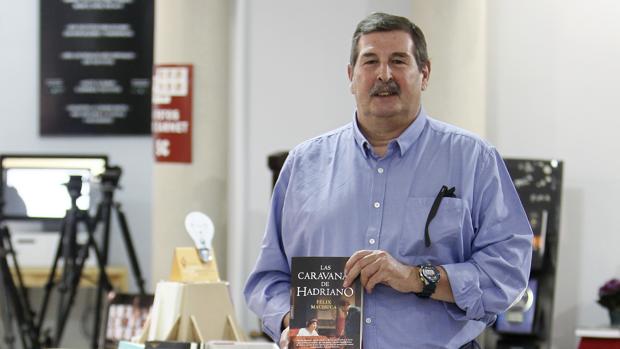 Félix Machuca con un ejemplar de su última novela
