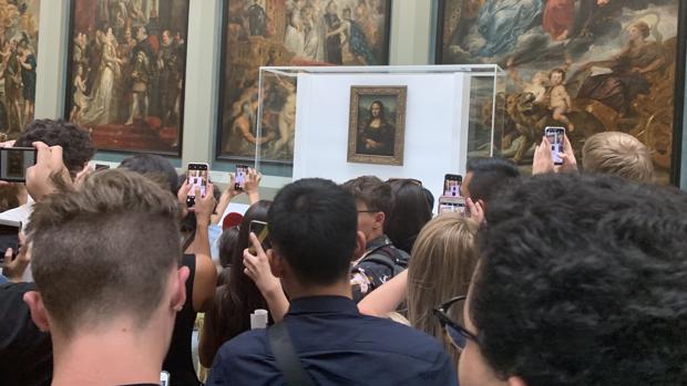 La Mona Lisa sigue sonriendo a pesar de la mudanza
