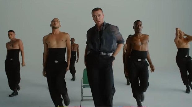 Sam Smith en el videoclip de «How Do You Sleep?»