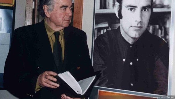 Enrique Lafourcade en la Exposición Señales de humo, en la Biblioteca Nacional de Chile en 1996