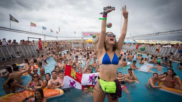 Decenas de jóvenes disfrutan de la piscina en el segundo día de la fiestas de bienvenida del festival Arenal Sound
