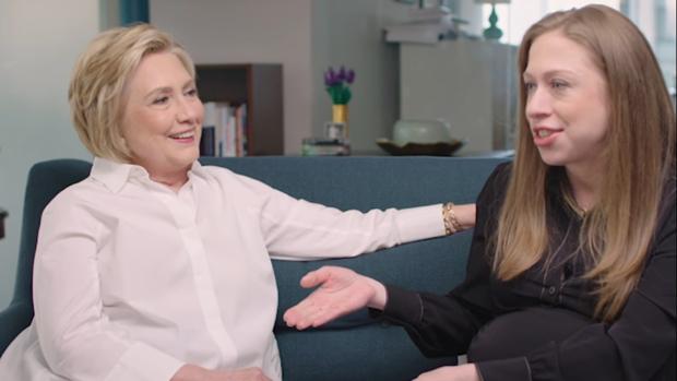 Chelsea Clinton y Hillary Clinton, durante la presentación del libro en Facebook