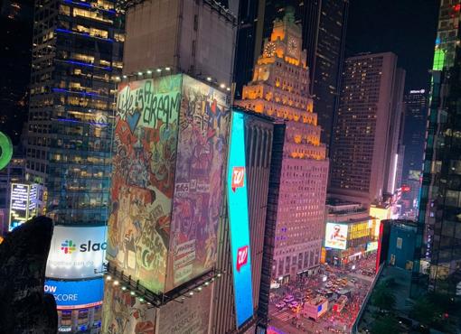 El mural cubre el edificio nº1 de Times Square