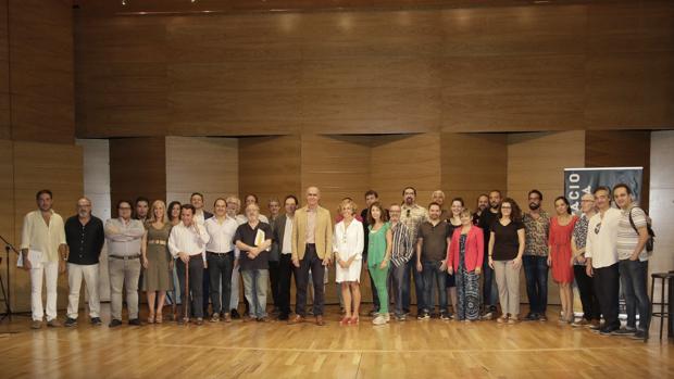 Antoio Muñoz e Isabel Ojeda junto a algunos de los participantes en la nueva temporada
