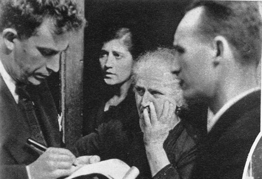 Chaves Nogales tomando notas en 1934 en plena revolución de Asturias