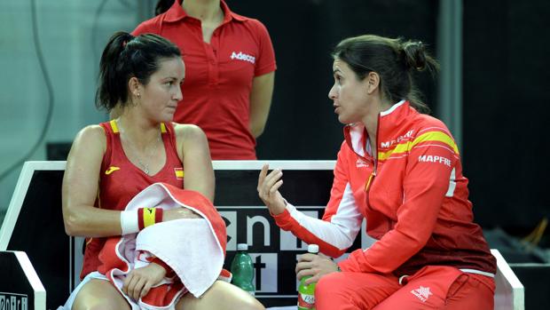 Arruabarrena habla durante el partido con la capitana Anabel Medina