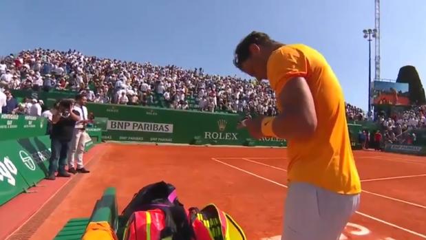 Nadal, con el móvil escribiendo a Carlos Moyá