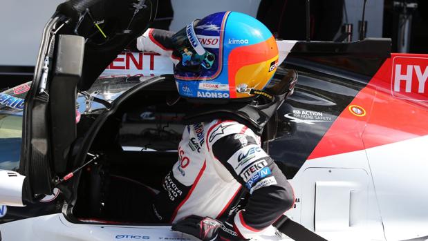 Alonso, saliendo de su coche