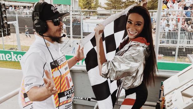 Winnie Harlow, con la bandera a cuadros