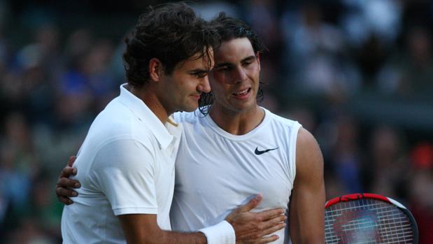 Federer felicita a Nadal tras la final de Wimbledon 2008