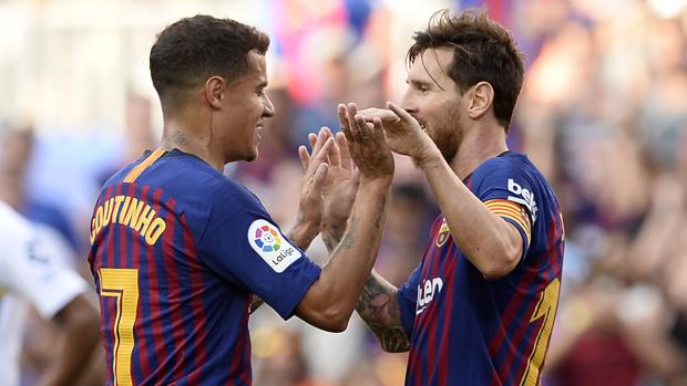 Coutinho y Messi celebran un gol