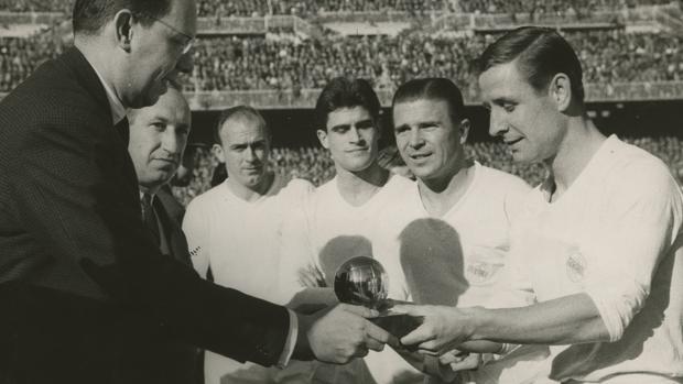 Raylond Kopa recibe el Balón de Oro de manos del representante dde L'Equipe