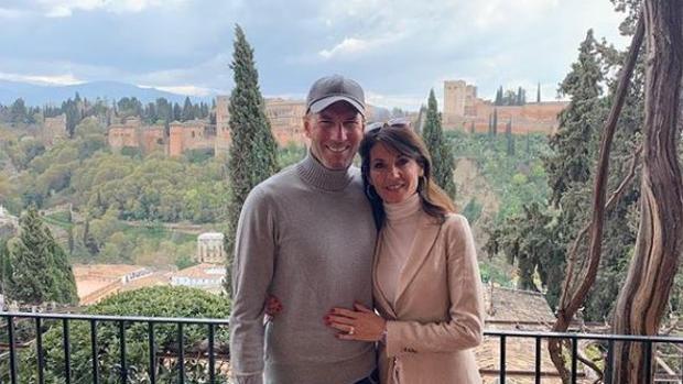Zidane, junto a su mujer Veronique, con la Alhambra de fondo