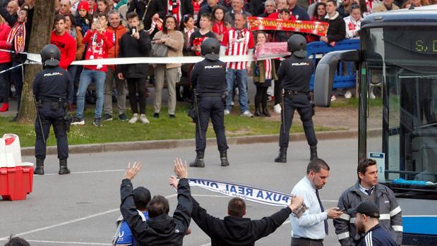 Aficionados de Oviedo y Sporting antes del partido en El Molinón
