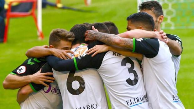 Los jugadores del Racing celebran un gol de su equipo