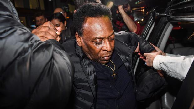 Pelé, ayudado en su traslado al hospital