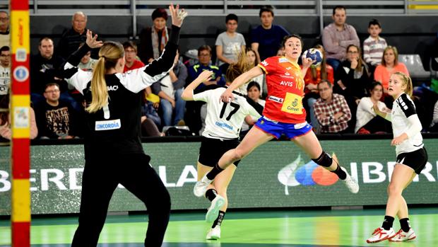 Maitane Echeverría, durante un partido de la selección española de balonmano