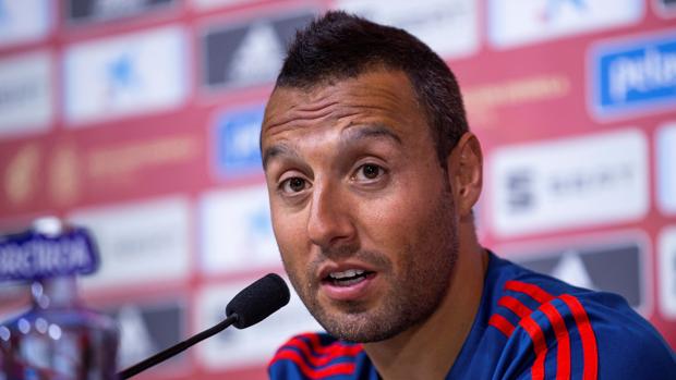 Santiago Cazorla durante la rueda de prensa