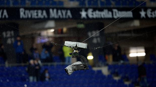 Una «spidercam», una de las tecnologías con las que cuenta la Liga