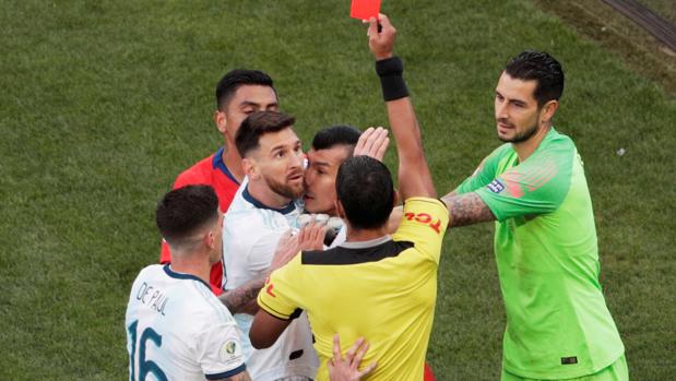 Messi contempla, incrédulo, la tarjeta roja