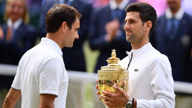 Djokovic, con con trofeo de Wimbledon