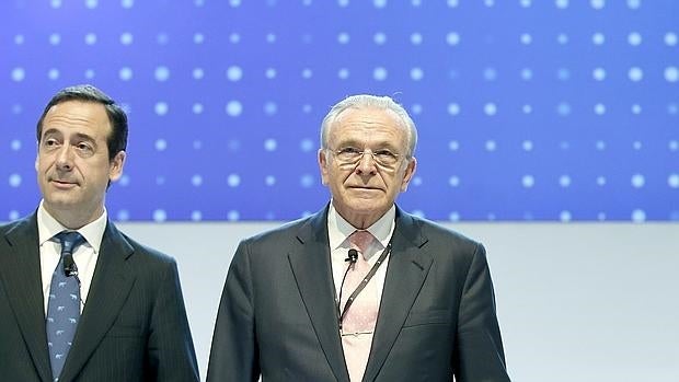 El presidente y consejero delegado de CaixaBank, Isidre Fainé y Gonzalo Gortázar (i), respectivamente, conversan al inicio de la junta general de accionistas ordinaria donde, han anunciado los resultados de la empresa en el primer trimestre de 2016