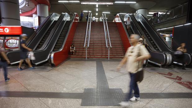 Viajeros en la estación madrileña de Atocha en la primera de las jornadas de huelga convocadas por el sindicato de maquinistas Semaf en Renfe