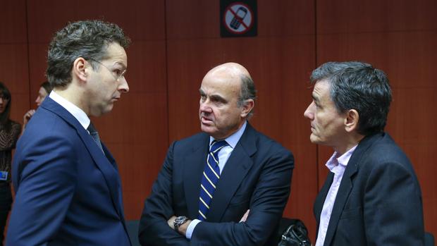 Dijsselbloem frente a sus homólogos español y griego, Luis de Guindos y Euclid Tsakalotos