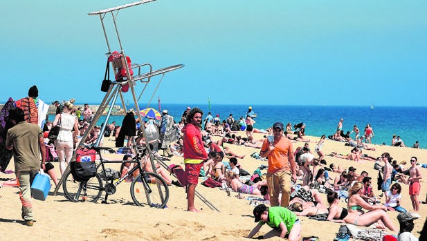 Las playas de Barcelona se preparan para la Semana Santa