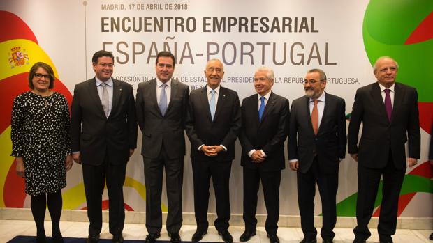 Foto de familia del encuentro empresarial España-Portugal celebrado en la sede de CEOE. De izquierda a derecha: Inmaculada Riera, Luis Castro, Antonio Garamendi, Marcelo Rebelo de Sousa, Antonio Saraiva, José Vicente González y Augusto Santos Silva